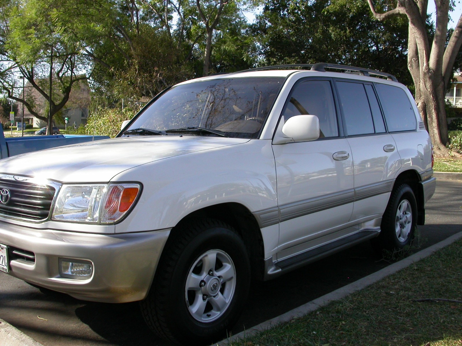 2000 TOYOTA LAND CRUISER